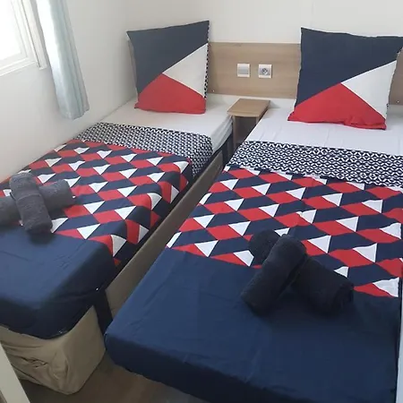 Kemping Frejus Tout Confort, Climatisation,Plus Ventilation Toutes Les Chambres, Linge De Lit Et De Toilette , Coffre Fort, Lave Vaisselle Machine A Laver Grande Terrasse Couverte Velos Et Wifi Possible Fréjus