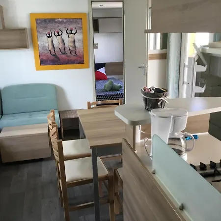 Frejus Tout Confort, Climatisation,Plus Ventilation Toutes Les Chambres, Linge De Lit Et De Toilette , Coffre Fort, Lave Vaisselle Machine A Laver Grande Terrasse Couverte Velos Et Wifi Possible Kemping Fréjus