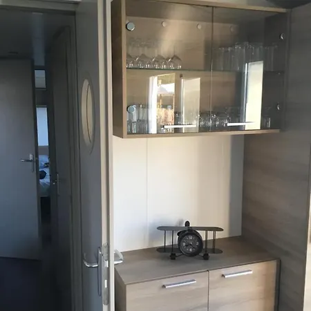 Frejus Tout Confort, Climatisation,Plus Ventilation Toutes Les Chambres, Linge De Lit Et De Toilette , Coffre Fort, Lave Vaisselle Machine A Laver Grande Terrasse Couverte Velos Et Wifi Possible Kemping
