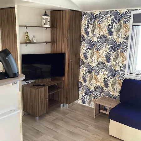 Frejus Tout Confort, Climatisation,Plus Ventilation Toutes Les Chambres, Linge De Lit Et De Toilette , Coffre Fort, Lave Vaisselle Machine A Laver Grande Terrasse Couverte Velos Et Wifi Possible Kemping Fréjus